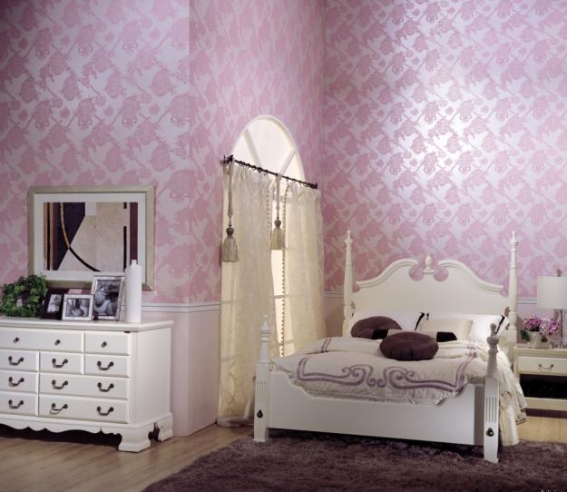 Phòng ngủ với giấy dán tường cao cấp