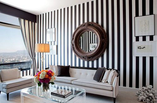 Màu kẻ sọc trắng đen luôn mang đến sự mới lạ và trẻ trung cho căn nhà, với cách thiết kế này gia chủ sẽ không mất công trang trí những khoảng tường trống.